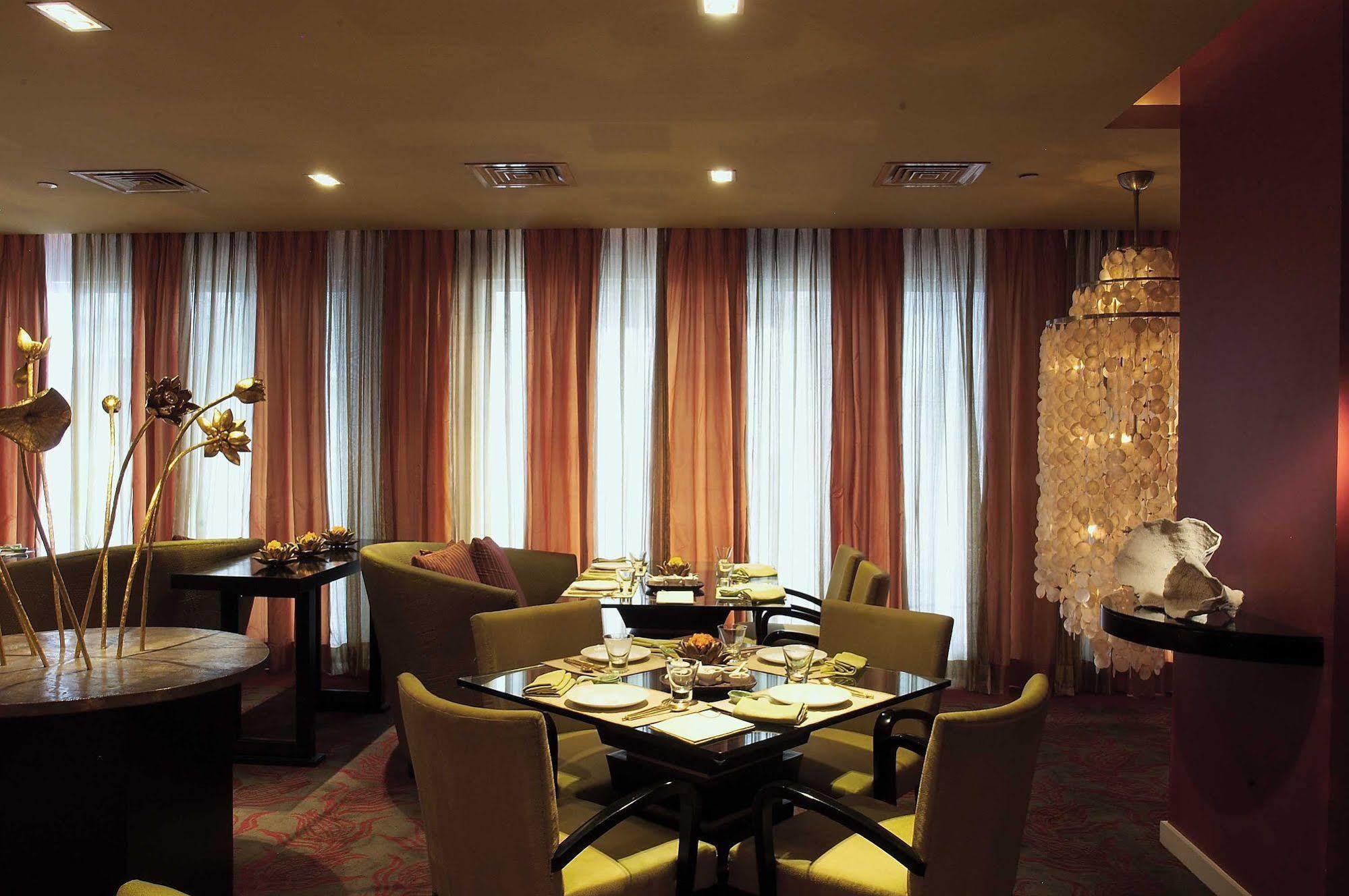 Hotel The Park Chennai Zewnętrze zdjęcie The interior of the restaurant